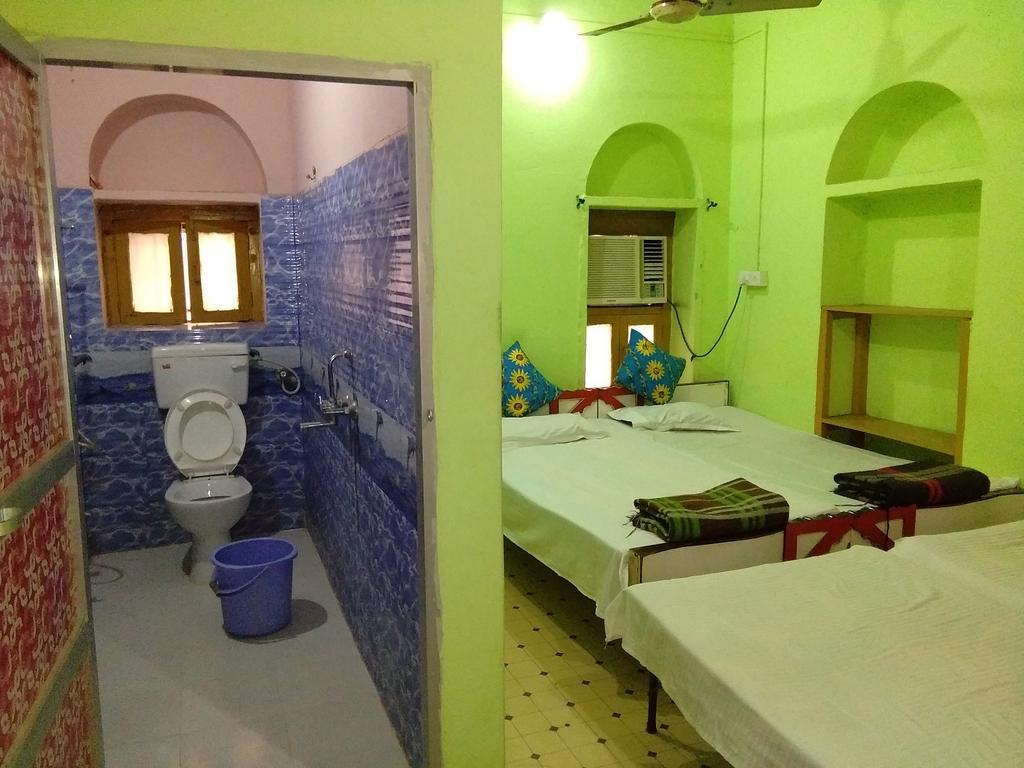 Yogi Lodge Varanasi Exterior foto
